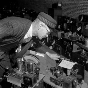 In het gemeentelijk Entrepotdok te Amsterdam bevinden zich duizenden radiotoeste, Bestanddeelnr 900-9375