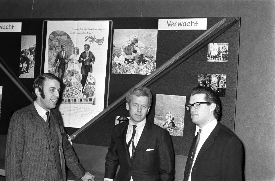 In het midden de Noorse acteur Toralv Maurstad, die de rol van Edvard Grieg spee, Bestanddeelnr 924-3494