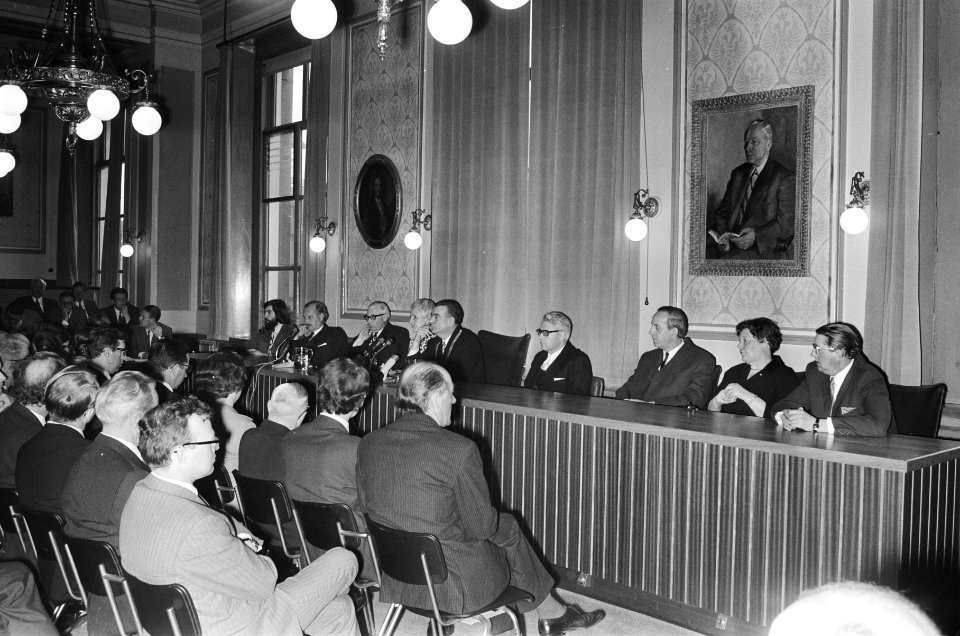 In het midden burgemeester Jan Berger, Bestanddeelnr 924-4323