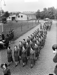 In het Julianakamp in Kijkduin is hedenmiddag het commando van het Vrouwen Hulp , Bestanddeelnr 904-7775