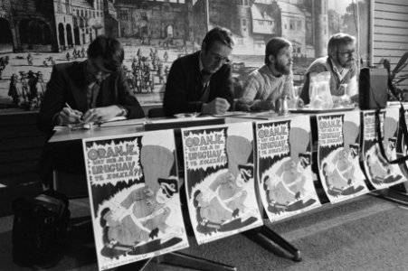 In Haagse Nieuwspoort een persconferentie door Federatie Uruguay-comite, mini-we, Bestanddeelnr 931-0851