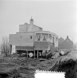 In het dorp Moerdijk is een woning, waar het water is gezakt, een paalwoning gew, Bestanddeelnr 905-5798