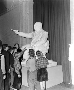 In het stedelijk museum te Amsterdam zal van 29 april tot 30 mei ter gelegenheid, Bestanddeelnr 906-4346