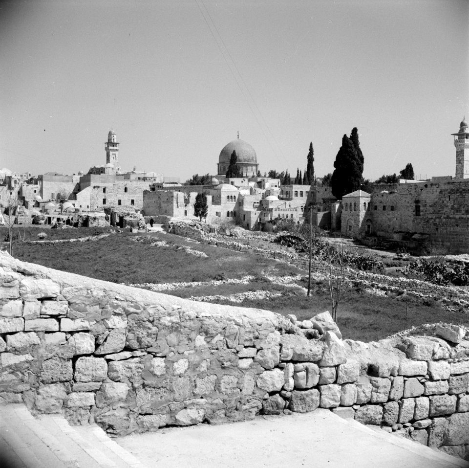In Joodse wijk . Al Aqsa moskee in de verte. Tempelplein op de voorgrond, Bestanddeelnr 255-5375