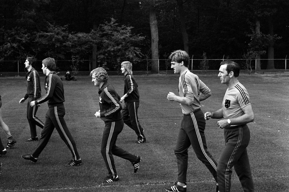 In het midden Wim Jansen en rechts trainer Knobel, Bestanddeelnr 928-1323