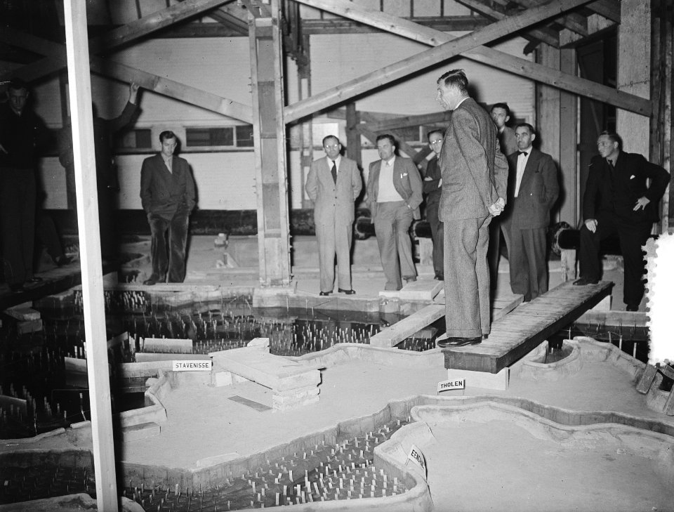 In het Waterloopkundig Laboratorium in Delft heeft directeur prof. ir. J.Th. Thi, Bestanddeelnr 906-1144