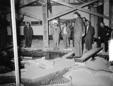 In het Waterloopkundig Laboratorium in Delft heeft directeur prof. ir. J.Th. Thi, Bestanddeelnr 906-1144