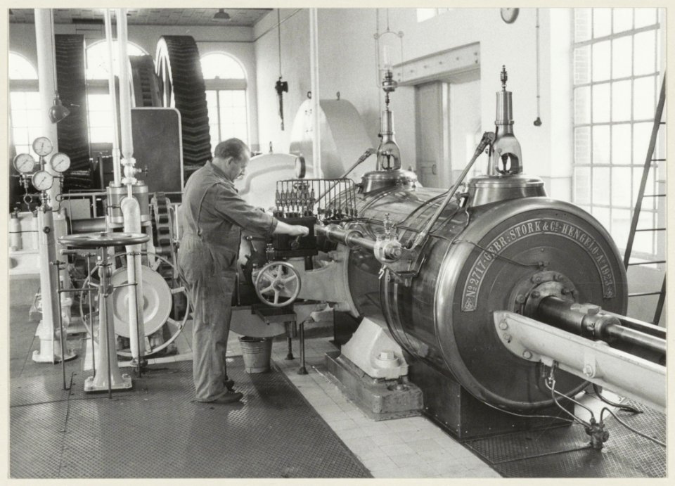 In het stoomgemaal bij de unieke nog werkende stoommachine van Stork uit Hengelo, bouwjaar 1923., NL-HlmNHA 54014481