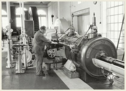 In het stoomgemaal bij de unieke nog werkende stoommachine van Stork uit Hengelo, bouwjaar 1923., NL-HlmNHA 54014481