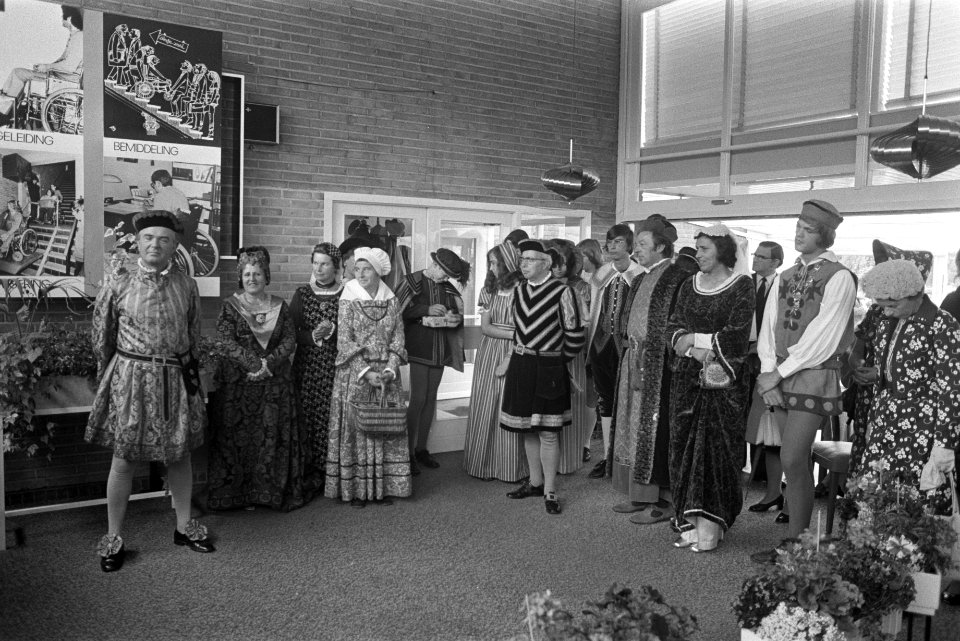 In historisch kostuum gestoken gasten aanwezig op receptie ter gelegenheid van d, Bestanddeelnr 925-7149
