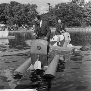 In het Linnaeushof te Bennebroek heeft Godfried Bomans een waterfietswedstrijd g, Bestanddeelnr 916-6260