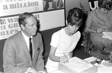 In het Rembrandtpleintheater te Amsterdam zet Audrey Hepburn haar handtekening b, Bestanddeelnr 919-5686