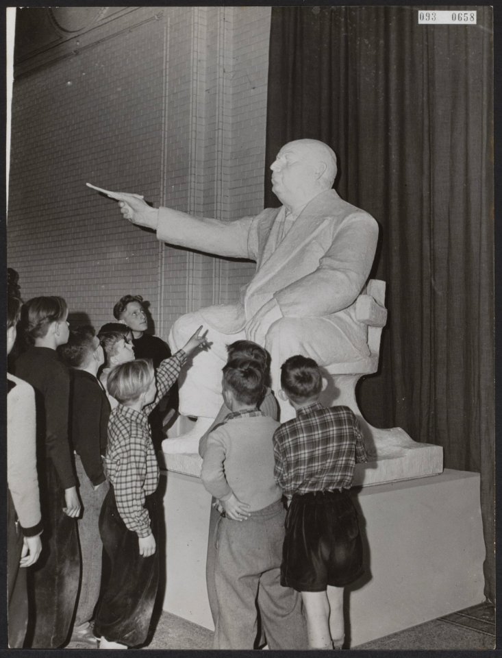 In het stedelijk museum te Amsterdam zal van 29 april tot 30 mei ter gelegenheid, Bestanddeelnr 093-0658
