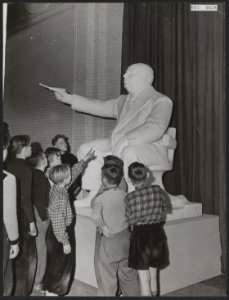 In het stedelijk museum te Amsterdam zal van 29 april tot 30 mei ter gelegenheid, Bestanddeelnr 093-0658