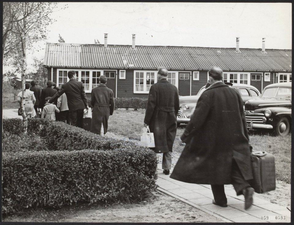 In het opvangkamp voor ontheemden is vandaag de eerste groep vluchtelingen aange, Bestanddeelnr 059-0593