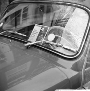 In Leiden parkeerschijf ingevoerd Een parkeerschijf duidelijk op de auto aangeb, Bestanddeelnr 915-7778