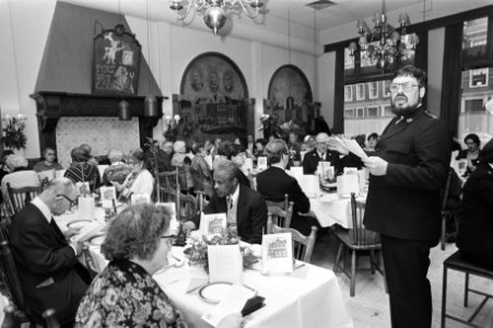 In het Amsterdamse restaurant Poort van Cleve werd een kerstmaal gevierd daarna , Bestanddeelnr 931-2220