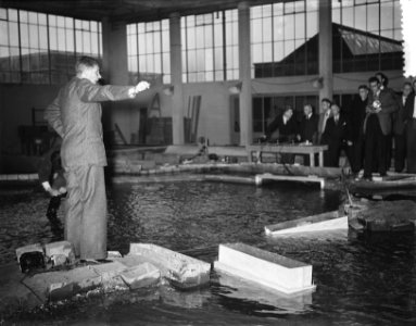 In het Waterloopkundig Laboratorium in Delft heeft directeur prof. ir. J.Th. Thi, Bestanddeelnr 906-1138