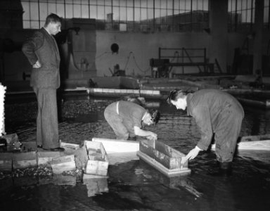 In het Waterloopkundig Laboratorium in Delft heeft directeur prof. ir. J.Th. Thi, Bestanddeelnr 906-1139