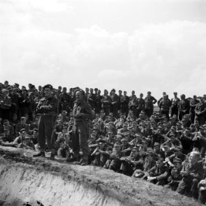 In kamp Harskamp is een bühne gebouwd, waar enkele voorstellingen per dag door, Bestanddeelnr 900-3422