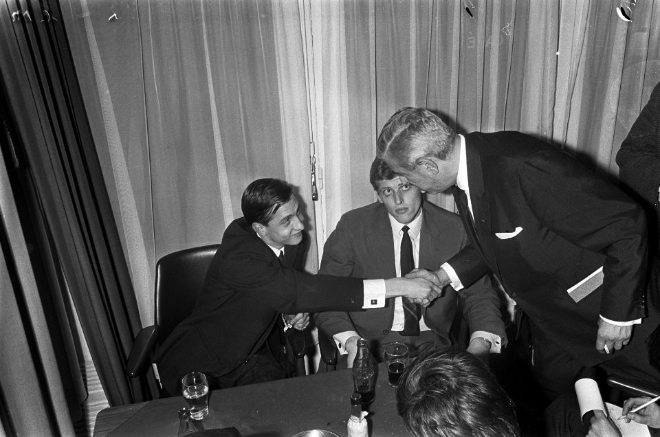 In Hotel Terminus te Utrecht schudt Ajax-voorzitter Jaap van Praag Johan Cruijff, Bestanddeelnr 919-7783