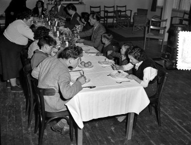 In het opvangkamp voor ontheemden is vandaag de eerste groep vluchtelingen aange, Bestanddeelnr 907-3939