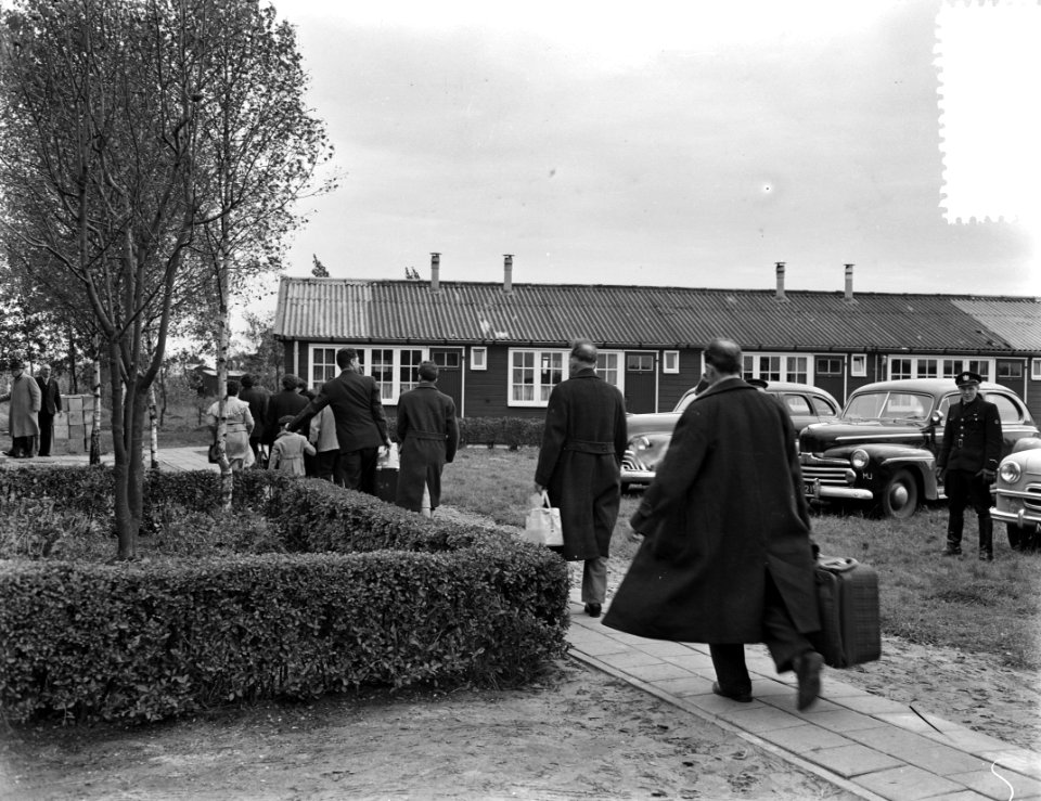 In het opvangkamp voor ontheemden is vandaag de eerste groep vluchtelingen aange, Bestanddeelnr 907-3937