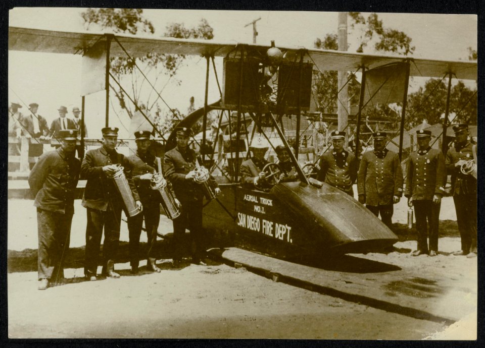 In 1917, Chief Louis Almgren and aviator Ovar Meyerhoffer pose in the cockpit of, Bestanddeelnr 158-1397