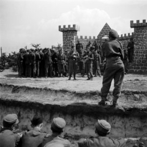 In kamp Harskamp is een bühne gebouwd, waar enkele voorstellingen per dag door, Bestanddeelnr 900-3429