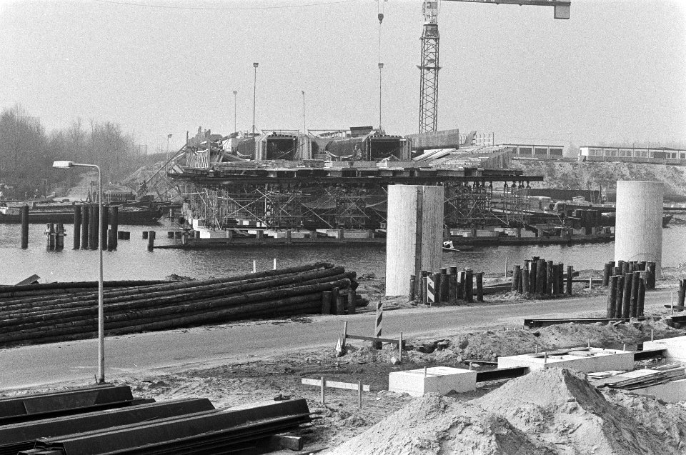 In aanbouw zijnde brug over Amstel (Amsterdam) in ringwegproject, Bestanddeelnr 930-7399