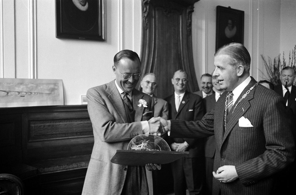 In het stadhuis Prins krijgt koffiepot aangeboden, Bestanddeelnr 913-7498
