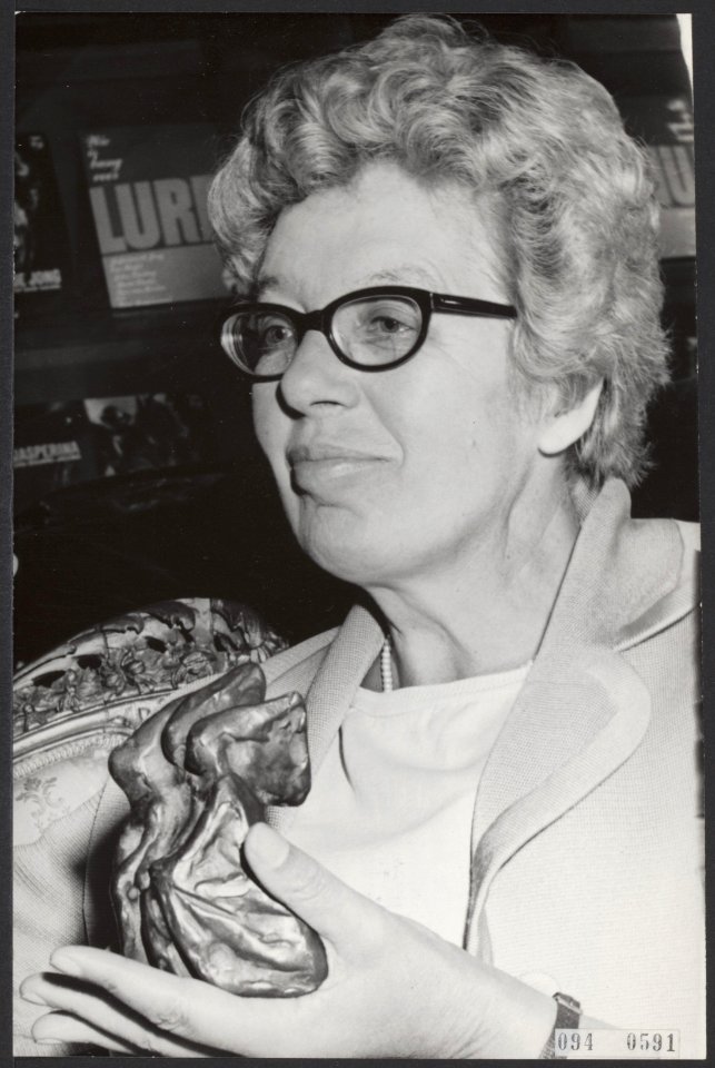 In het Lureleitheater werd aan Annie M.G. Schmidt door leerlingen van de Kleinku, Bestanddeelnr 094-0591