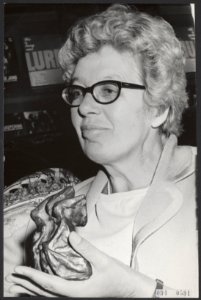 In het Lureleitheater werd aan Annie M.G. Schmidt door leerlingen van de Kleinku, Bestanddeelnr 094-0591