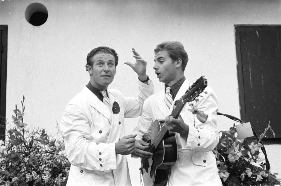 In Makassar werd een nieuwe AMVJ-club geopend. Het Klema-duo (Frits Klein-Wolt e, Bestanddeelnr 501-5-4
