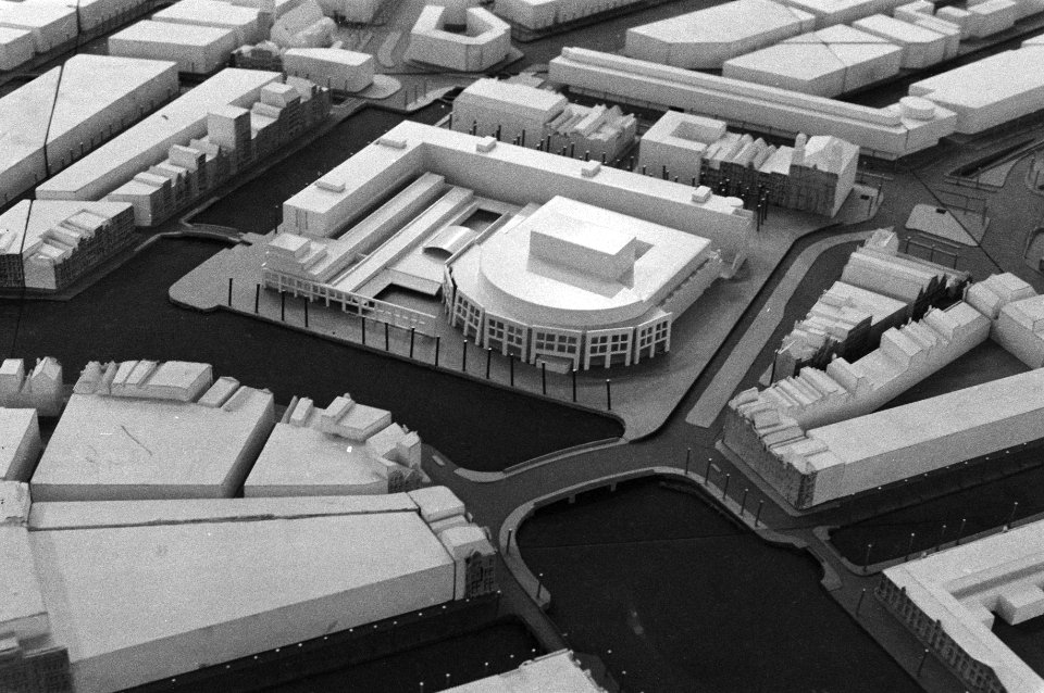 In het informatiecentrum van de gemeente Amsterdam aan de Keizersgracht 440 is e, Bestanddeelnr 931-2174