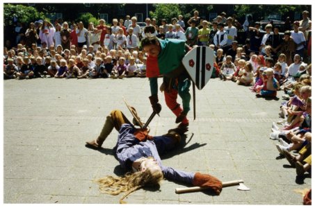 In het kader van 750 jaar Haarlem hielden de ouders en leerlingen van de Openbare Basisschool De Zonnewijzer een ridderfeest. NL-HlmNHA 54036041