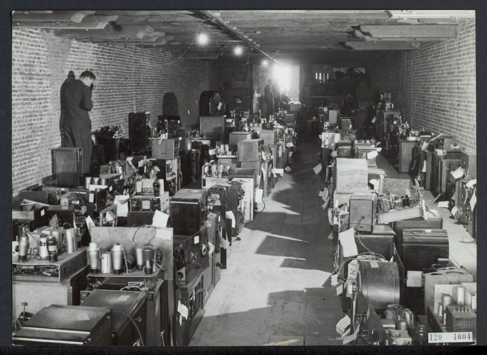 In het gemeentelijk Entrepotdok te Amsterdam bevinden zich duizenden radiotoeste, Bestanddeelnr 120-1004