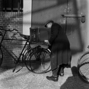 In het gemeentelijk Entrepotdok te Amsterdam bevinden zich duizenden radiotoeste, Bestanddeelnr 900-9384