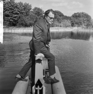 In het Linnaeushof te Bennebroek heeft Godfried Bomans een waterfietswedstrijd g, Bestanddeelnr 916-6263