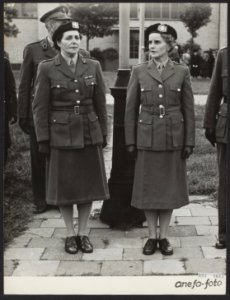 In het Julianakamp in Kijkduin is hedenmiddag het commando van het Vrouwen Hulp , Bestanddeelnr 093-0617