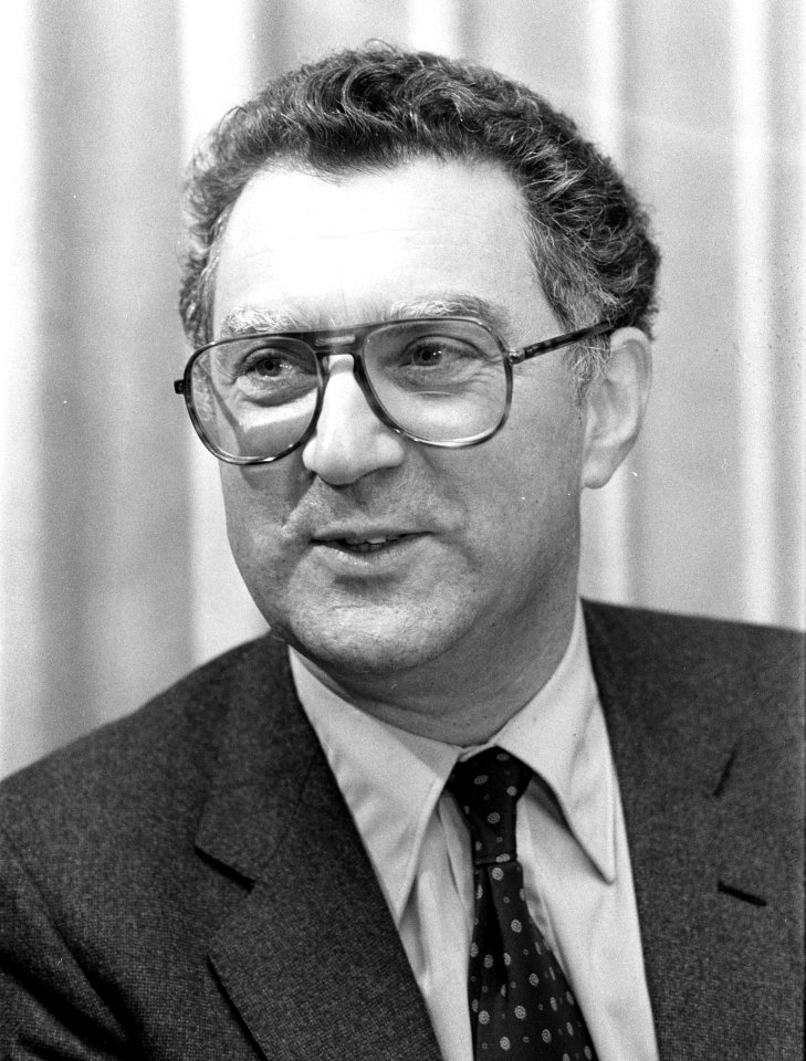 In Haagse Nieuwspoort werd boek Het officiele circuit van econoom Arnold Heert, Bestanddeelnr 931-1581 (cropped)
