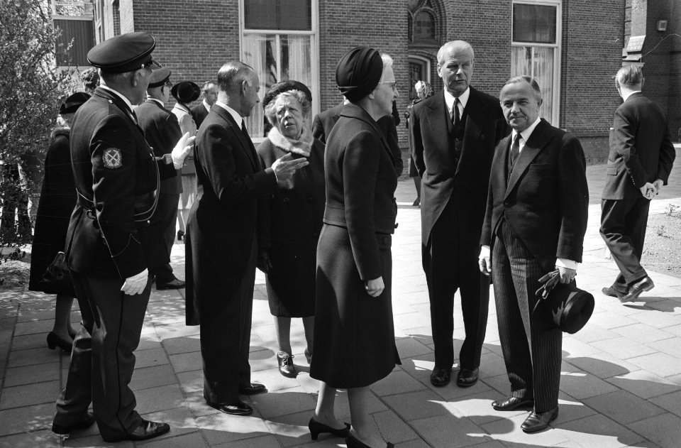 In het midden freule Wttewaall van Stoetwegen, rechts minister-president De Jong, Bestanddeelnr 924-5077