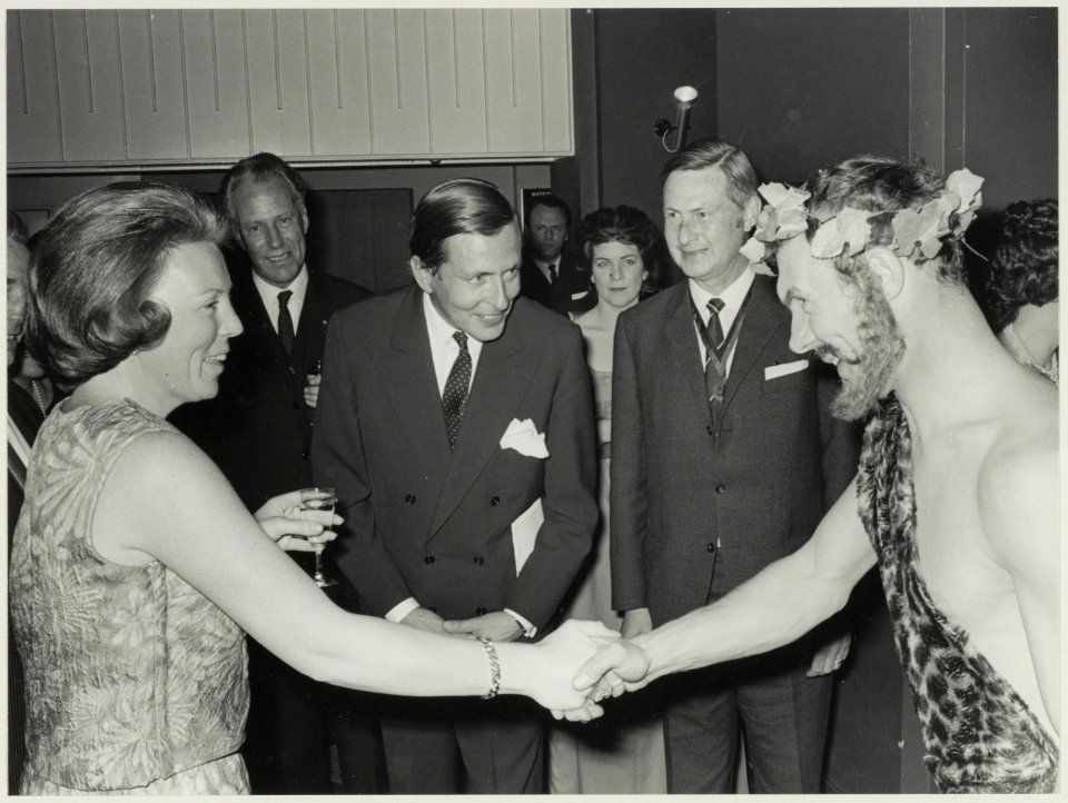 In het kader van het Landjuweel voor amateurtoneel bezoeken prinses Beatrix en prins Claus de schouwburg. NL-HlmNHA 54012018