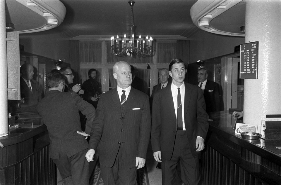 In Hotel Terminus.Rechts Johan Cruijff, Bestanddeelnr 919-7785