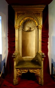 Imperial throne from the council chamber, c. 1520-1521, oak, carved, painted, gilded - Stadtmuseum Fembohaus - Nuremberg, Germany - DSC02047