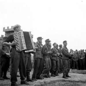 In kamp Harskamp is een bühne gebouwd, waar enkele voorstellingen per dag door, Bestanddeelnr 900-3430
