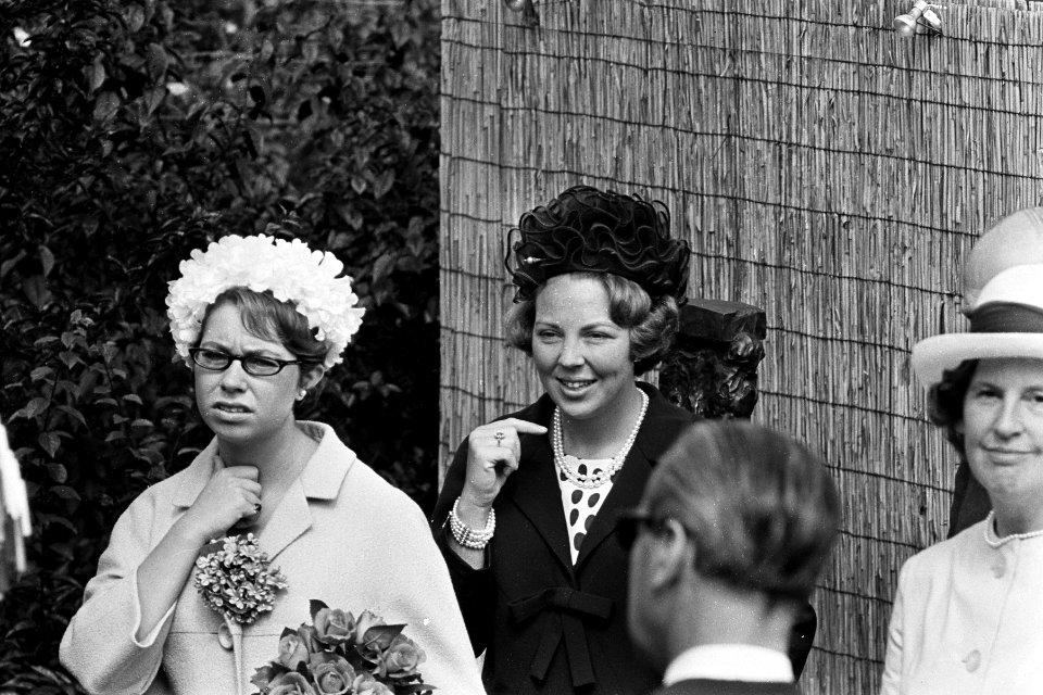 In aanwezigheid van prinses Beatrix heeft prinses Christina van Zweden een tento, Bestanddeelnr 916-5444