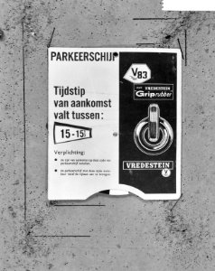 In Leiden parkeerschijf ingevoerd Een voorkant van de parkeerschijf, Bestanddeelnr 915-7780
