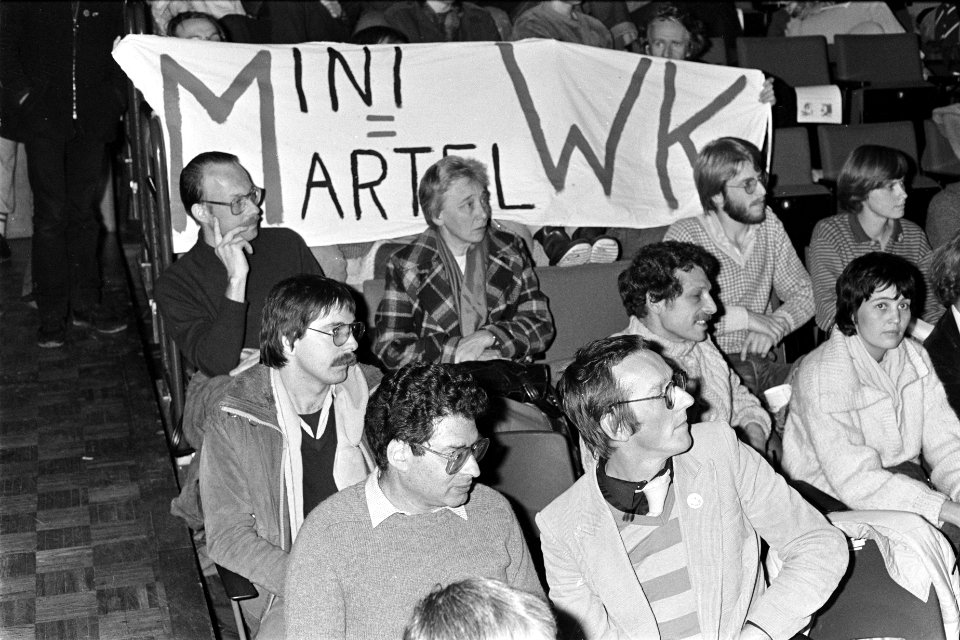In Meervaart in Amsterdam demonstratieve bijeenkomst door comite KNVB niet naar, Bestanddeelnr 931-1794