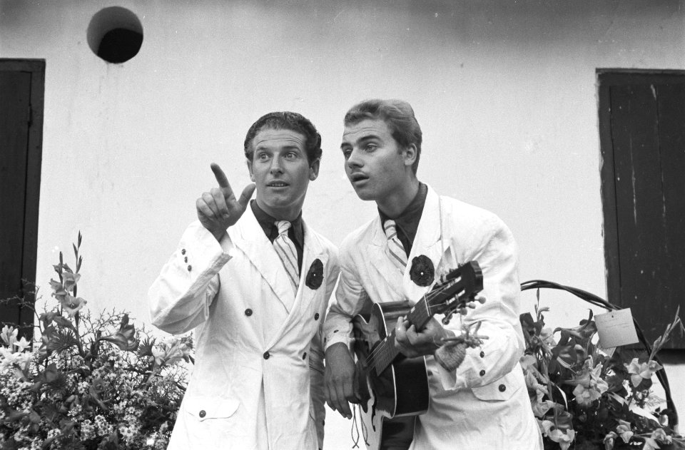In Makassar werd een nieuwe AMVJ-club geopend. Het Klema-duo (Frits Klein-Wolt e, Bestanddeelnr 501-5-5